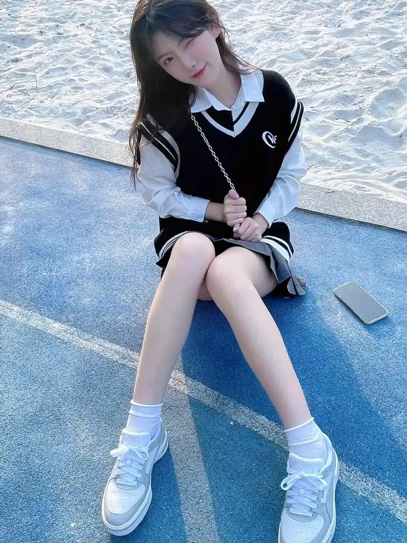 学院风穿搭,jk裙搭配白鞋白袜,这样的美女总是满满的青春气息