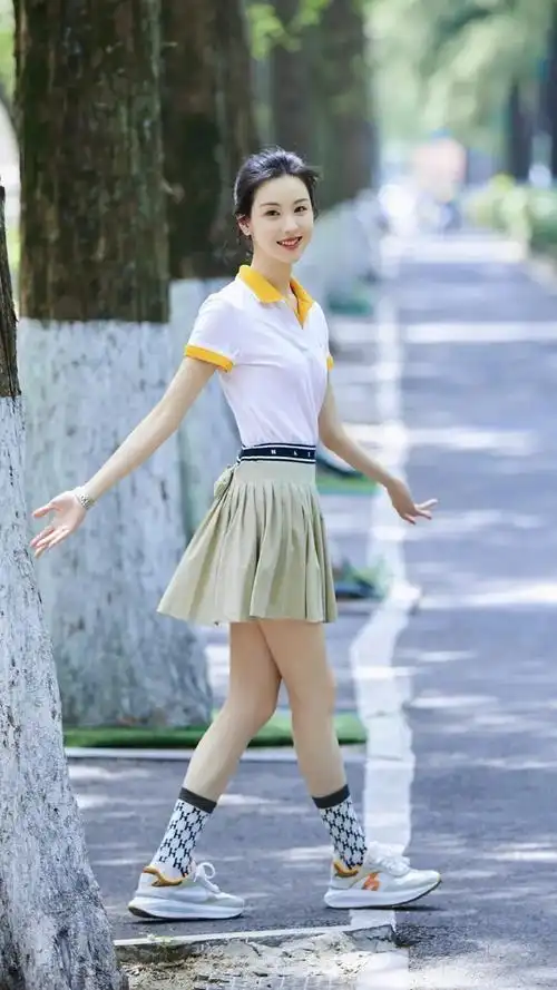 南航校花陈都灵美腿大赏小短裙花短袜的她超可爱