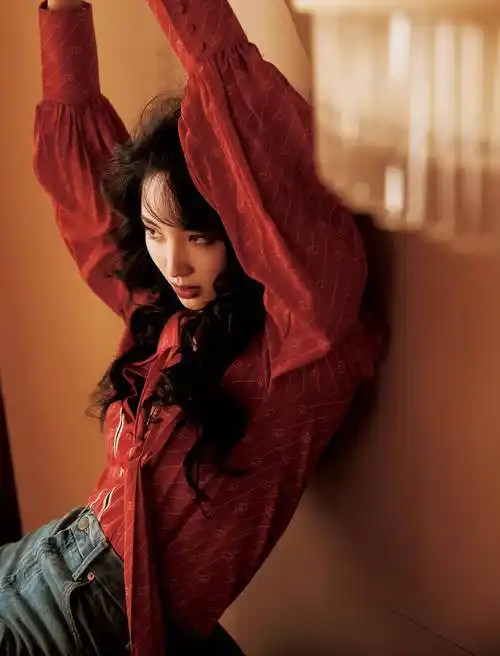 复古港姐范儿王紫璇摩登红色衬衣造型出席电影门锁首映礼