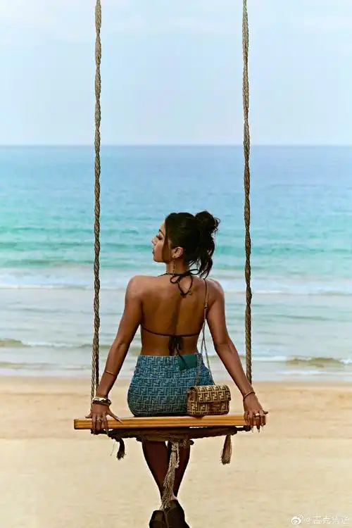 吉克隽逸穿比基尼##吉克隽逸比基尼穿搭
