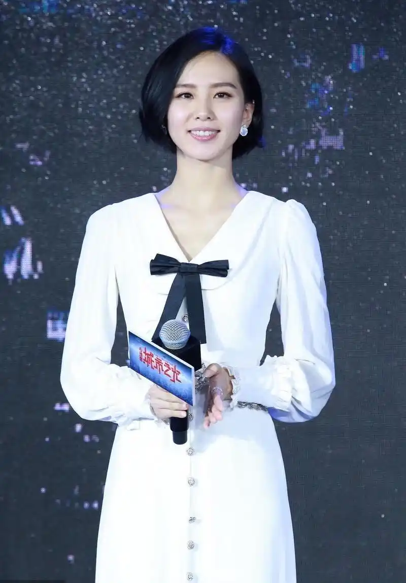 原创刘诗诗高颜值任性,剪波波头搭配白色连衣裙秀身材,蚂蚁腰真吸睛