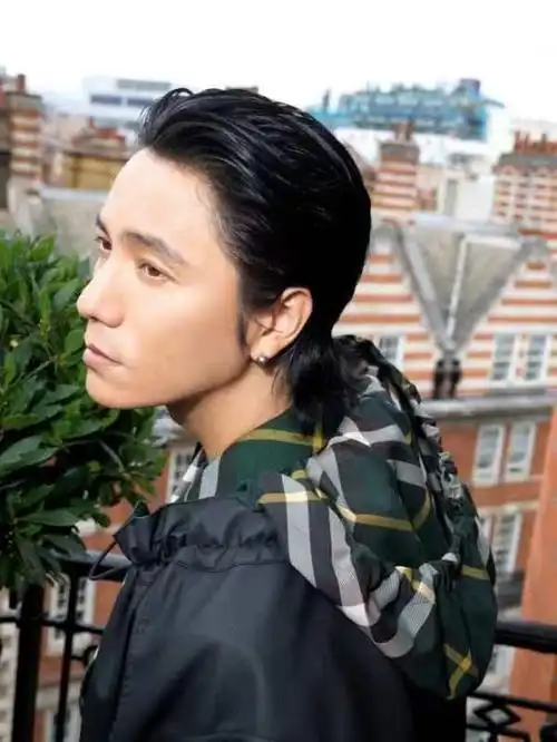 陈坤帅气洒脱的穿搭真让人喜欢,这个大背头也好靓!