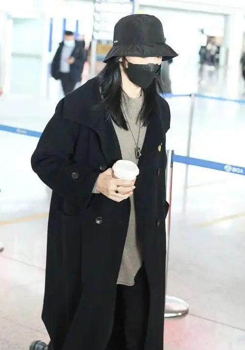 姚晨素颜走机场被怼脸拍黑大衣虽穿出阿姨味皮肤保养得倒挺好