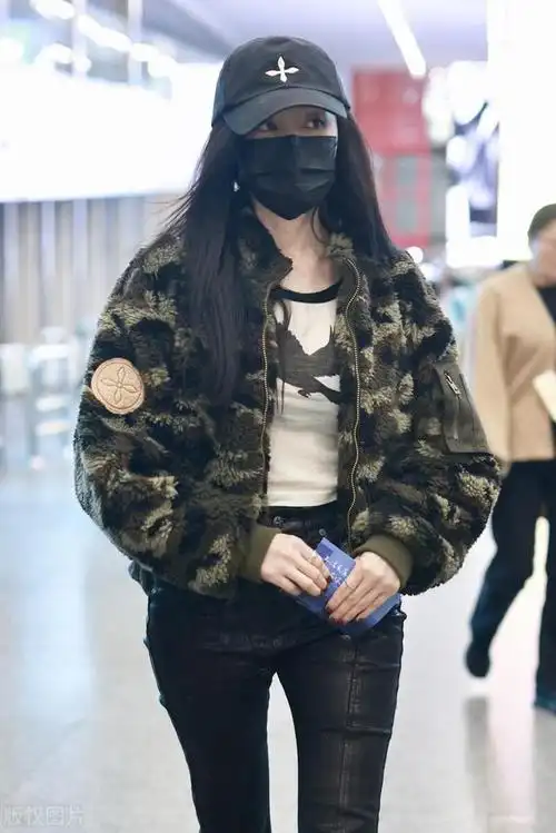 张天爱亮相北京机场这次搭配得很有潮流感像个迷人的街头少女