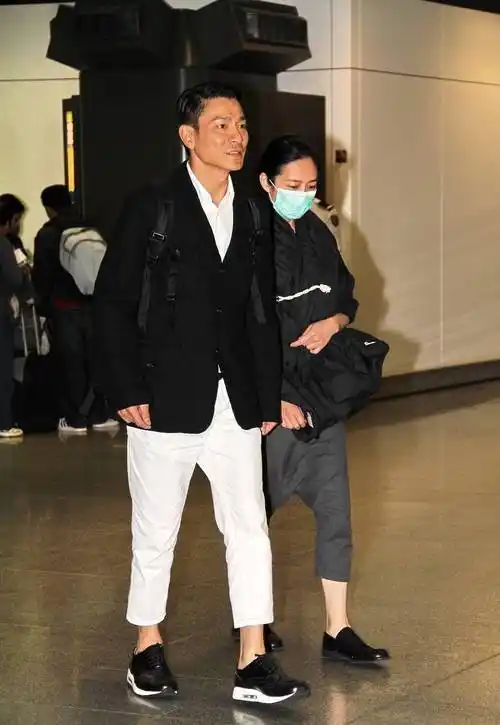 显得放松许多,一吃完饭就马上拿出电脑,欣赏和朱丽倩的旅游照和生活照