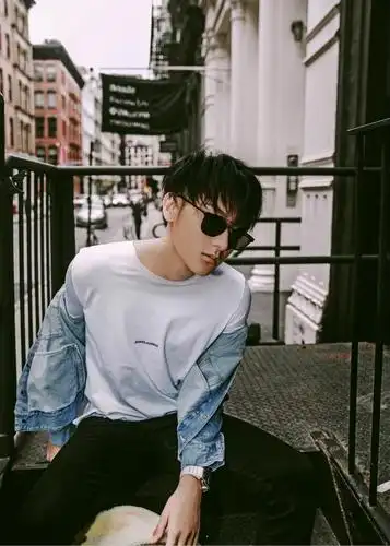 黄子韬受邀纽约男装周 街拍大片曝光男友力max