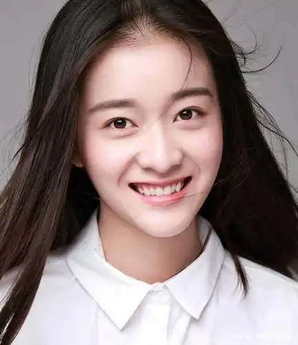 张雪迎标志性的小虎牙