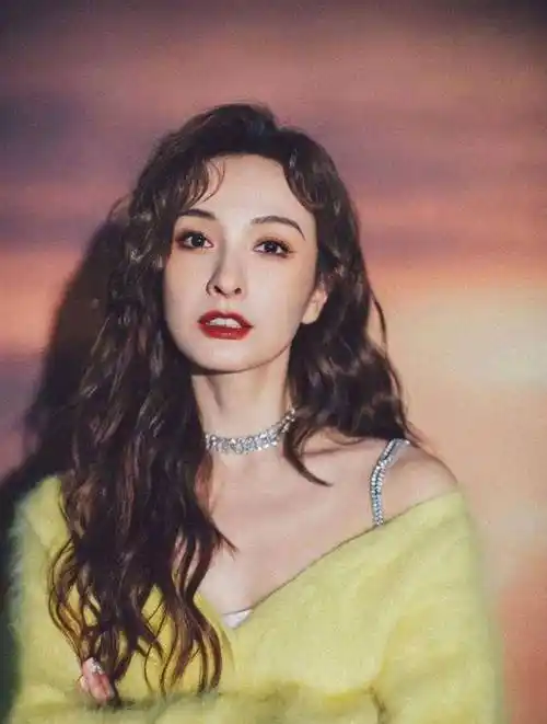 烫大波浪卷发配姨妈色红唇,a爆了_身高_效果_女明星