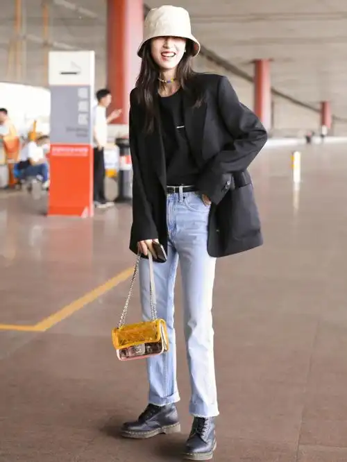 周雨彤行走的穿搭模板