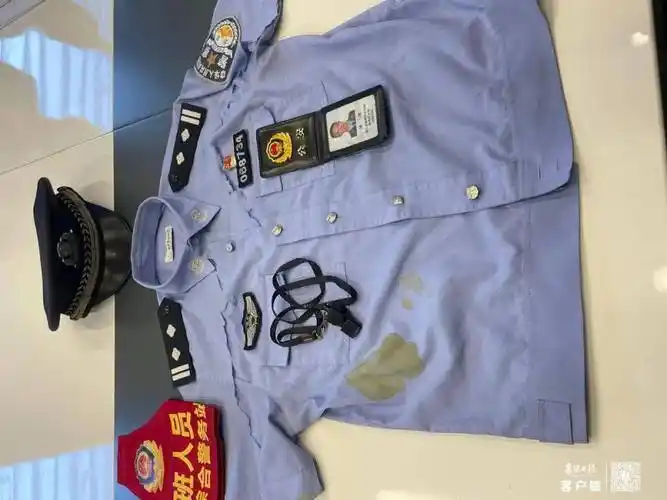 转念一想,他又叮嘱朱敏:"帮我把警服叠起来,口袋里的警官证收好.