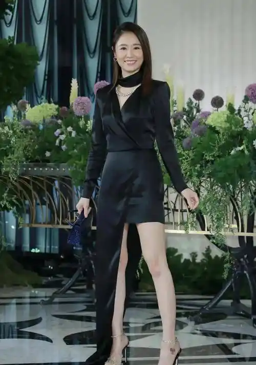 露出修长的腿部线条,林心如搭配了一双银色一字带高跟鞋,彰显出轻盈