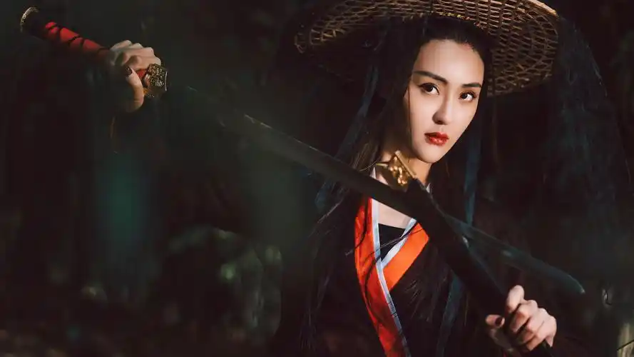 平静与暗涌之下的磅礴姜语心