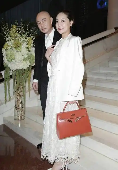 张卫健老婆有"贵妇范",手拎爱马仕西装披身上,一看就是阔太太_张茜