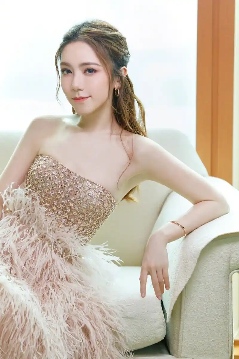 邓紫棋发文邓紫棋被自己的造型错位图惊到新浪娱乐讯 2月28日晚,2020