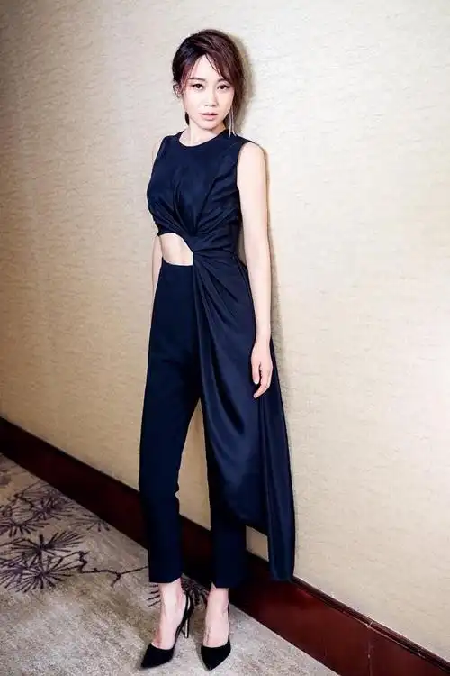 十二星座谁的腿最白,十二星座女天生大长腿