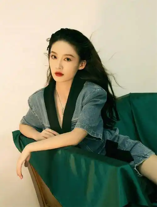 三十三岁的李沁,港风妆容把气质和体态展示得没话说!