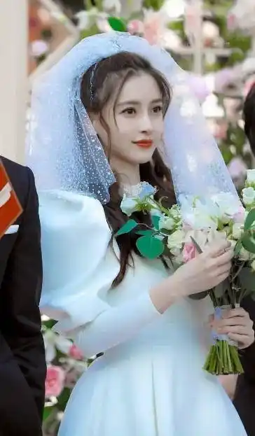 关晓彤婚纱造型太美,网友喊话鹿晗,什么时候结婚?_节目_社交_平台