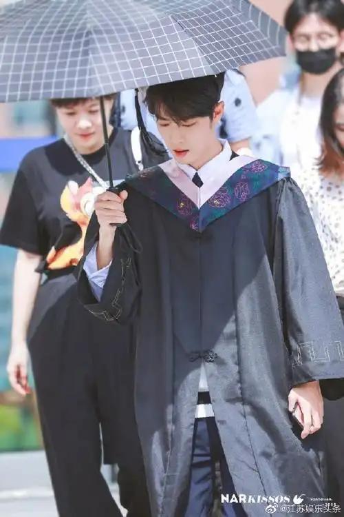 肖战穿上学士服的样子太青春啦请问学长缺学妹吗,愿意天天给你跑腿买