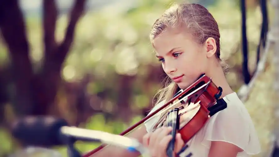 金发女孩拉小提琴,蓝色的眼睛 iphone 壁纸