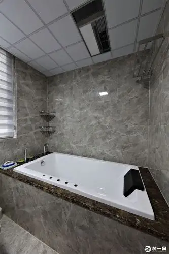 浴缸代替淋浴房,创造更为舒适的洗浴模式