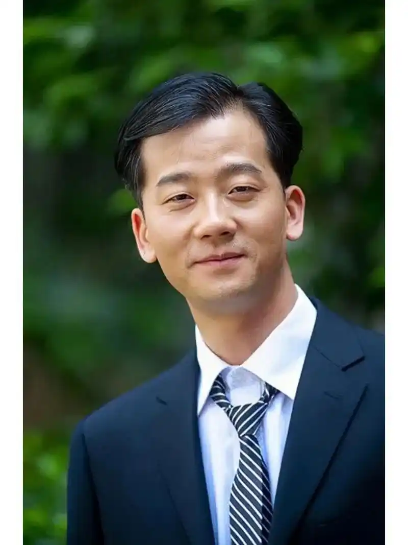 我很敬佩,也很喜欢的一位男演员:陈创 虽然他演的差不多都是配角,甚至