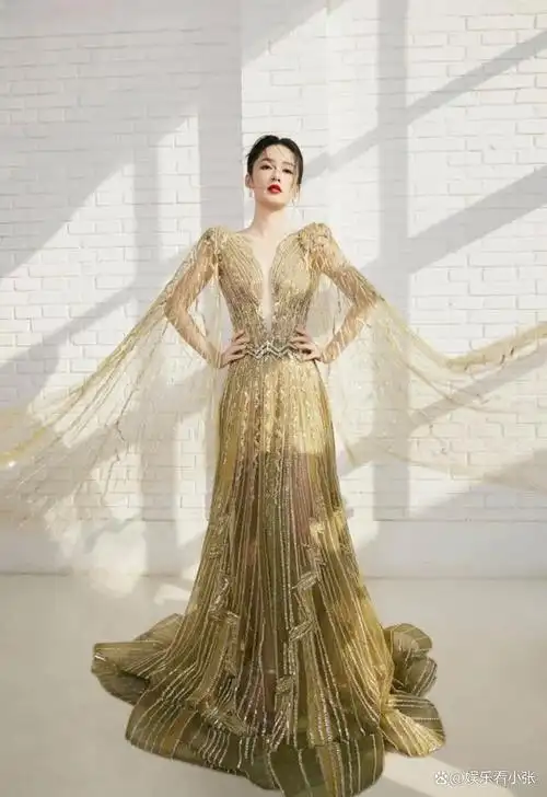 这款礼裙的设计独特,深v领设计不仅展现出李沁优雅迷人的气质,更突显