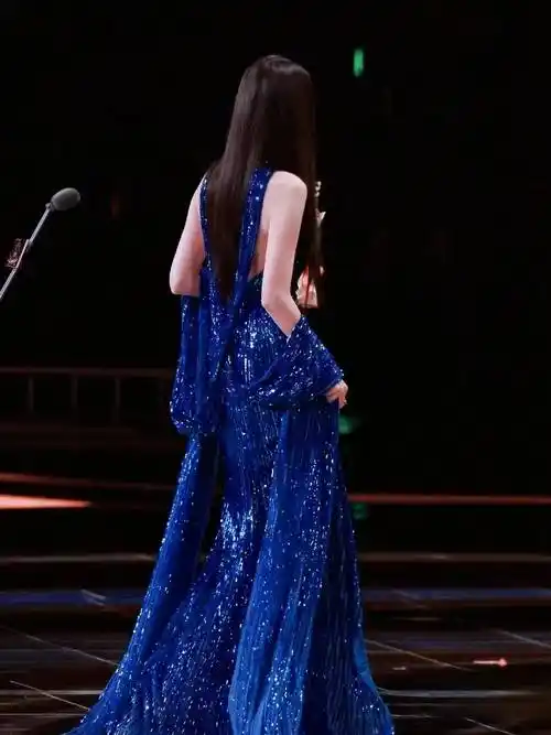 被新疆美女古力娜扎惊艳到!真空穿深v礼服用手挡住,性感又迷人