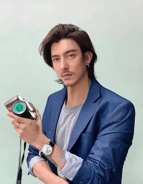 49岁男神金城武近照,帅爆了!他老婆的照片曝光,颜值一言难尽?