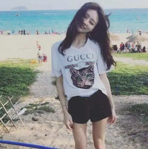 抖音迪卡侬潮门爆红女子面对镜头搔首弄姿画面无比劲爆