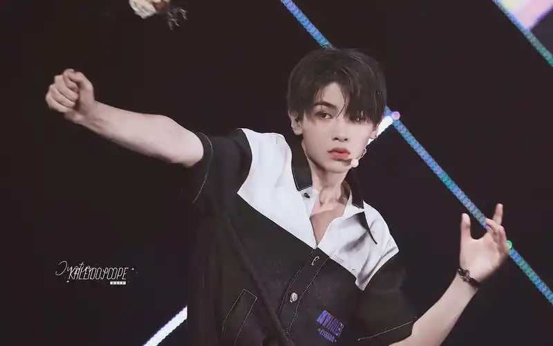 【justin黄明昊】believer 努力踩点的舞蹈混剪_哔哩哔哩 (゜-゜)つロ