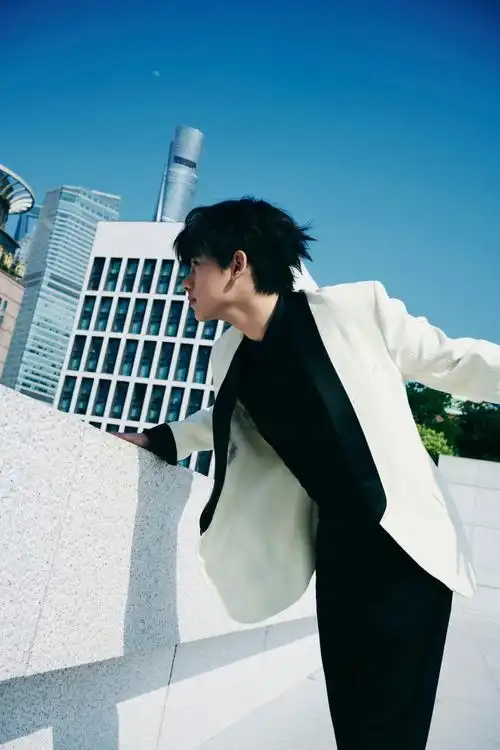 更是在吊威亚时直面恐高的生理反应,"恐高是胡先煦的事,和张楚岚有什