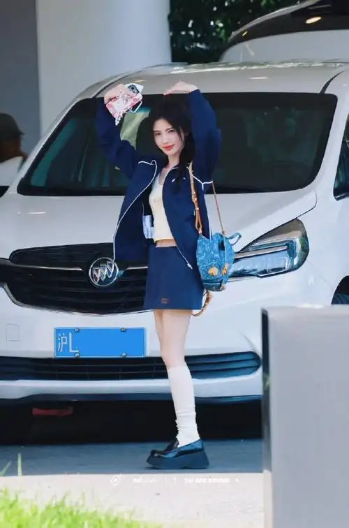 鞠婧祎机场出发和粉丝打招呼,元气满满啊!在晒也要和粉丝打招呼