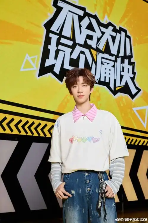 时代少年团-贺峻霖身穿yldp彩绘爱心短袖t恤,绚丽色彩与涂鸦印花敲铑