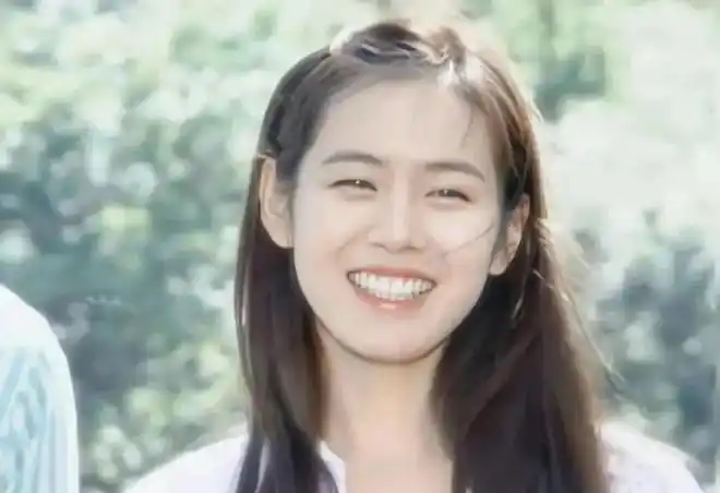 说到孙艺珍,很多人形容她是"美神降临",早期像小鹿,清新灵动,现在像