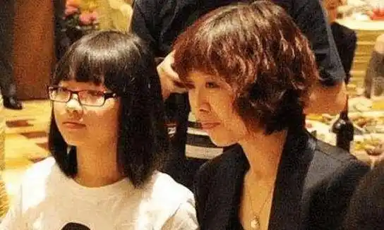 刀郎两任妻子:前妻生女儿40天不堪贫困离开,现任多年不离不弃