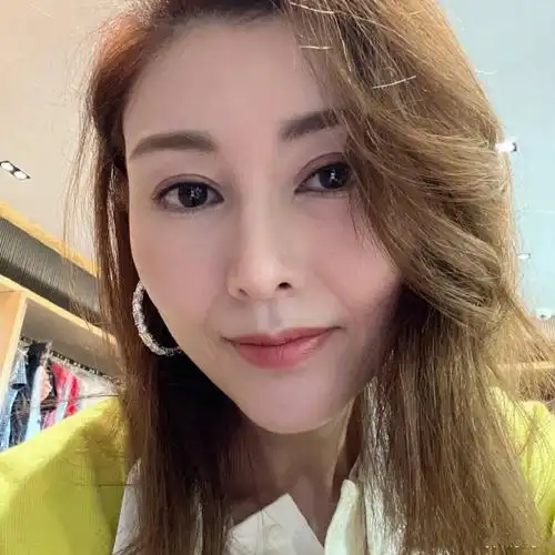 其实李嘉欣平时的生活非常自律,她会通过运动健身来保持绝佳状态,以及