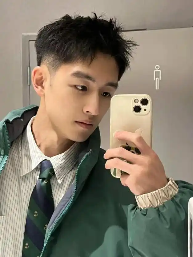 男生留两边推光发型又潮又帅2024过年剪这3款短发清爽显魅力