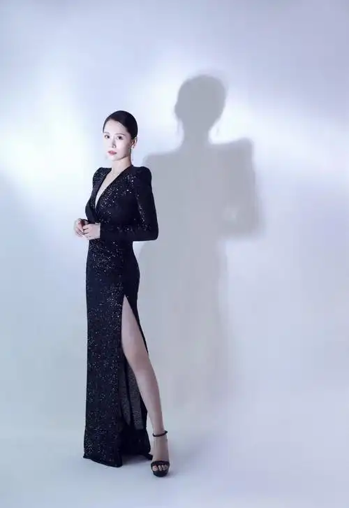 大宋佳穿出了微胖美精髓一袭v领连衣裙成熟优雅高级洋气