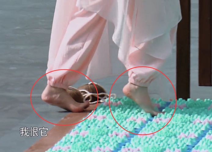 baby的三寸金莲被疯传穿拖鞋录制跑男看清脚有多大后打扰了