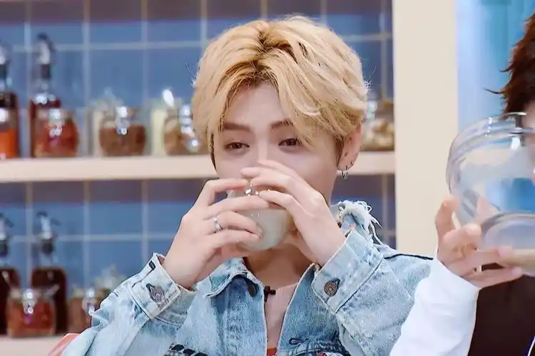 [鹿晗][分享]180430 历史上的今天:鹿晗录制《好好吃饭吧》