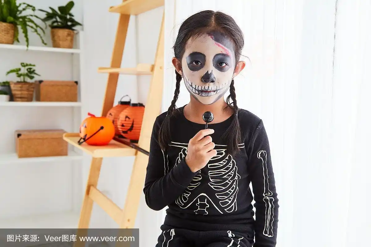 小女孩穿着万圣节僵尸装在家