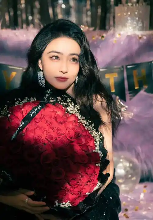 徐璐28岁生日写真 穿深v抹胸高开叉裙手持红玫瑰 身材火辣 性感美艳