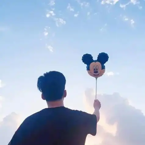 蓝天背景的背影情侣头像 情侣头像图片大全 -【爱个性】