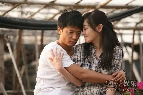段奕宏薛佳凝大时代上演温情吻戏组图