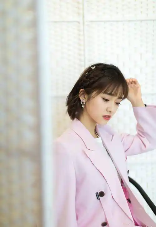 原创沈月出道成名谜团重重演技一般还能上舞台身高更是未解之谜