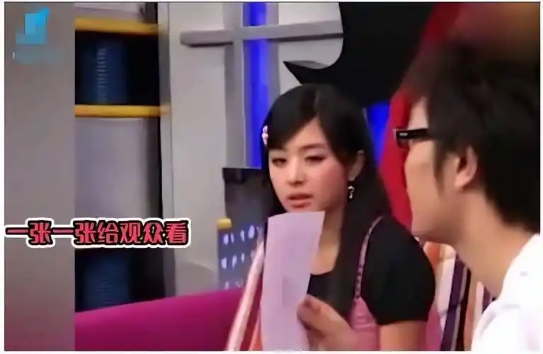 原创张含韵疑似恋情曝光曾被骂公交车女孩在节目上被强迫看自己的不雅