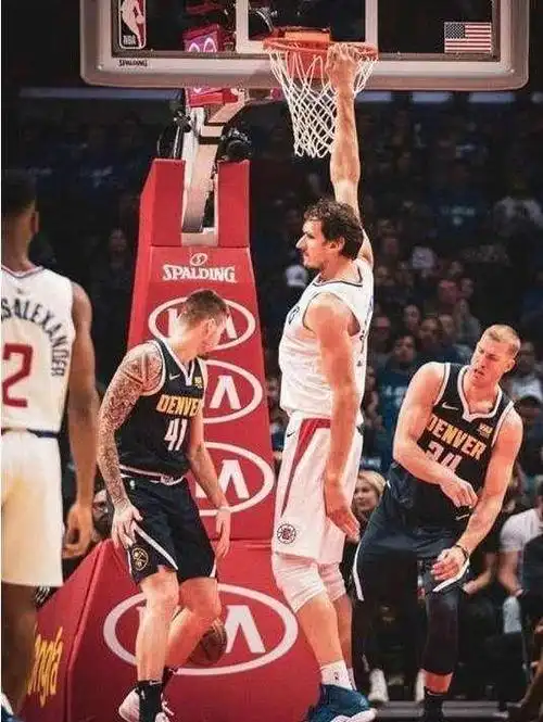 照片感受巨人博班体型多恐怖!手掌比哈雷尔头还大,举高球耍浓眉