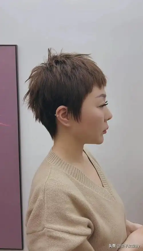 还可以尝试把头顶的头发轻轻地烫一烫,时尚还温柔,短发依然可以美出