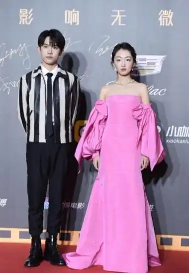 在2023年的金鸡节上,周冬雨回过头来看着易烊千玺,他也不再像以往一样