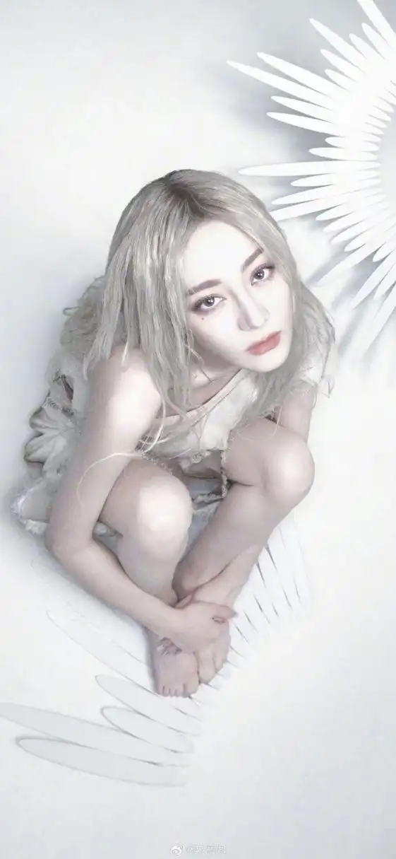 迪丽热巴时装三月刊封面大片